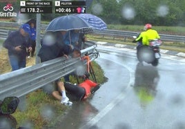 Brutal caída de un ciclista de Ineos contra un quitamiedos en el Giro