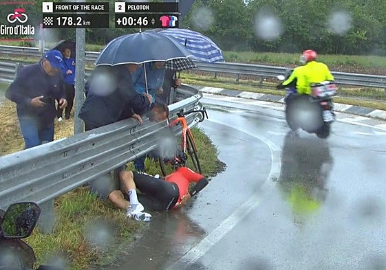 Brutal caída de un ciclista de Ineos contra un quitamiedos en el Giro