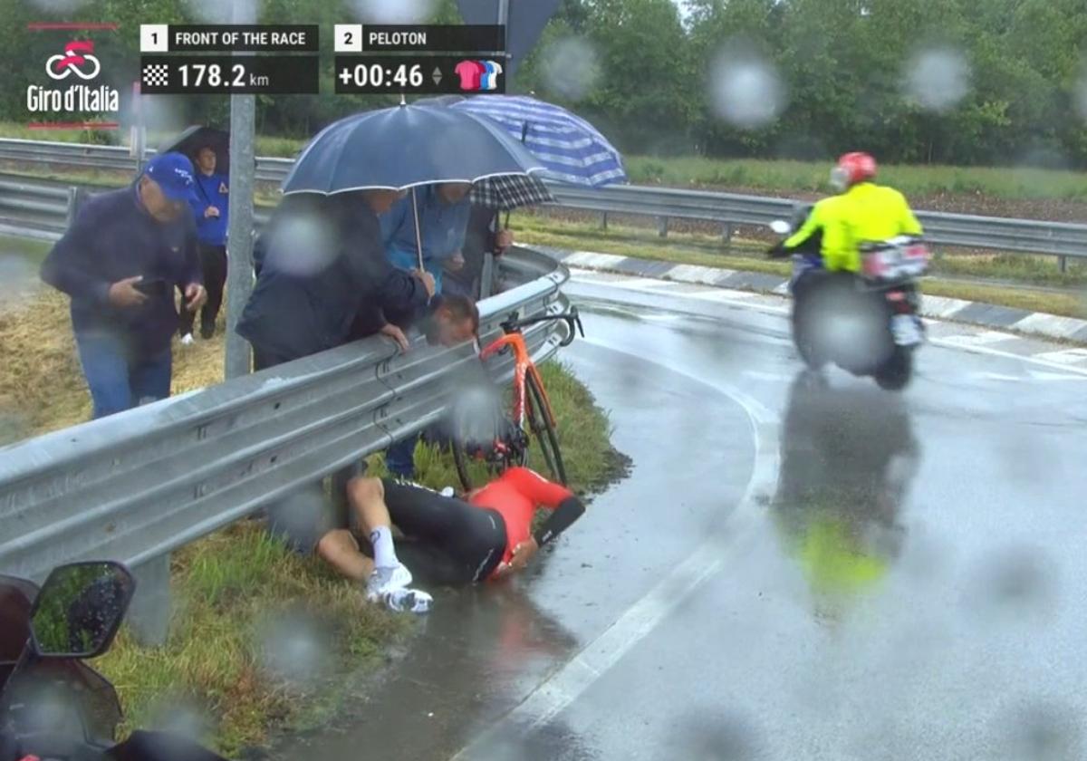 Brutal caída de un ciclista de Ineos contra un quitamiedos en el Giro