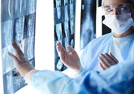 Condenado por oponerse y retrasar el tratamiento contra el cáncer de su hijo, que falleció