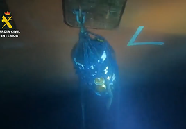 Imagen del alijo del droga en el barco fondeado en el Puerto de Bilbao.