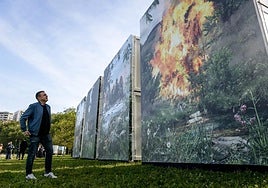 Fotografías de la serie 'Parque Natural', de José Ramón Ais, en la playa de Ereaga.