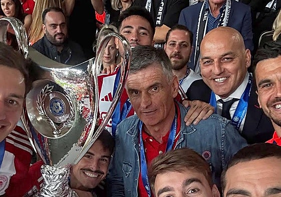 El Arratia homenajeará a Mendilibar, doble campeón de liga y copa con el Olympiacos