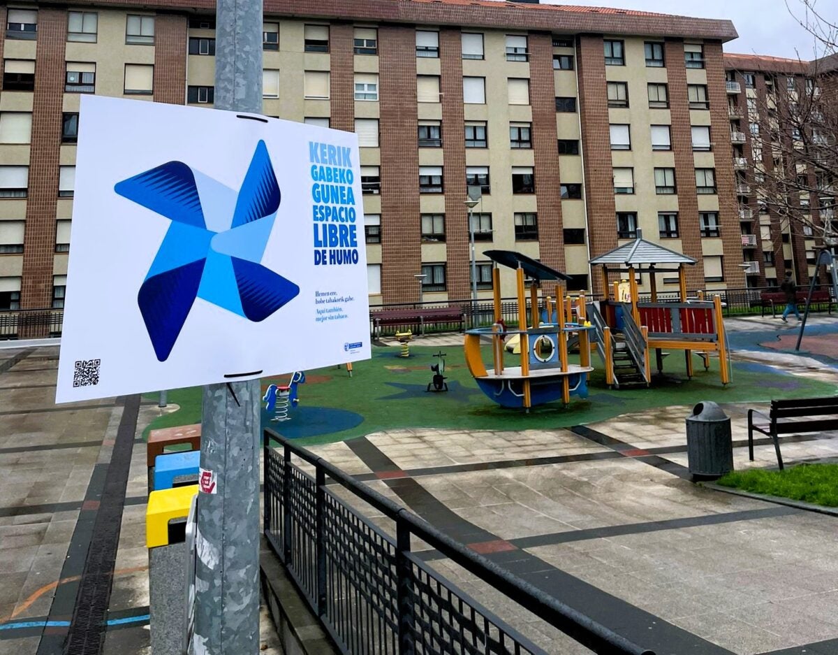 Un cartel que marca un espacio sin humo en torno a un lugar de juegos infantiles en Bermeo.