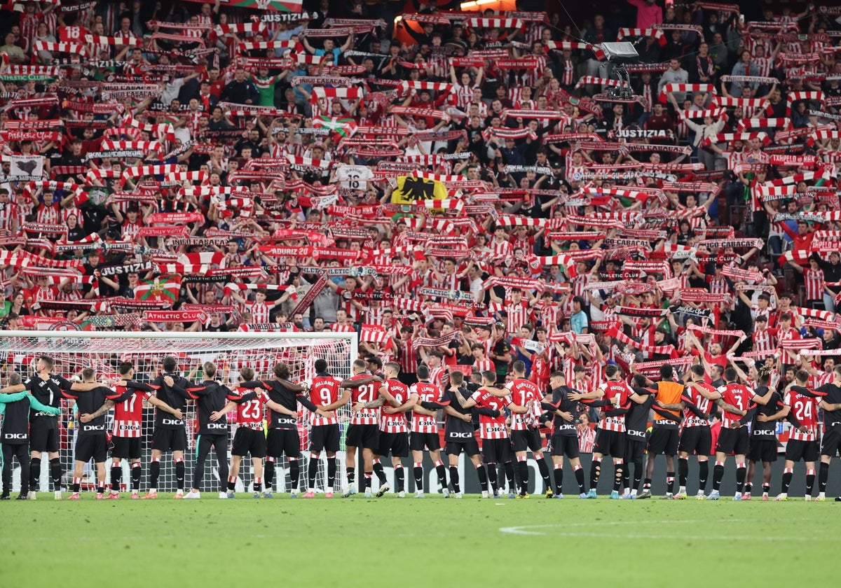 Jugadores del Athletic ante la Grada Popular de Animación tras concluir el partido ante el Barcelona.