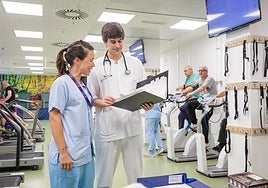 Nagore Antón y Lucas Tojal en la Unidad de Rehabilitación Cardiaca.