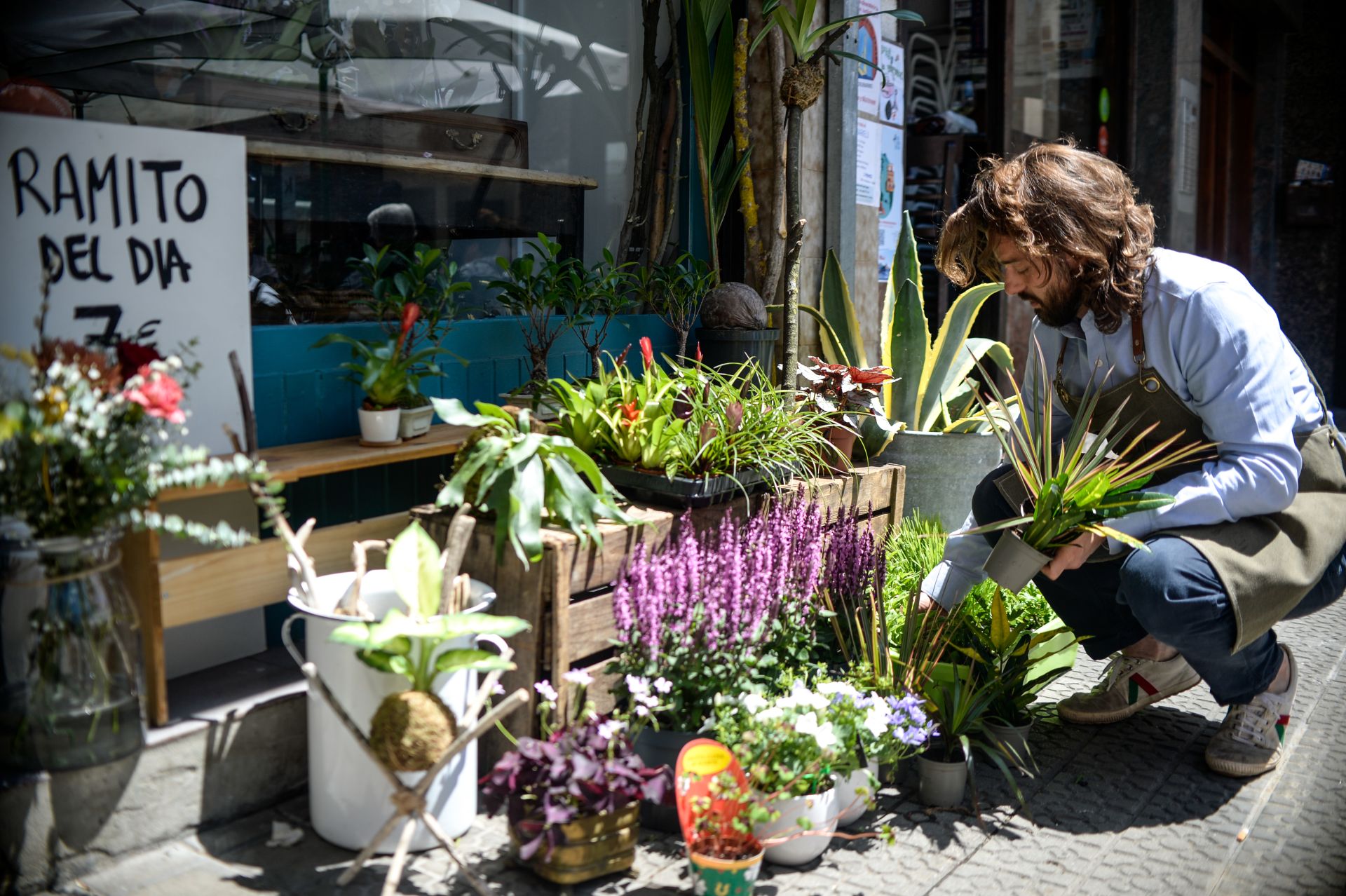 Edu cambia de vida y abre la única floristería de La Peña para que florezca el barrio