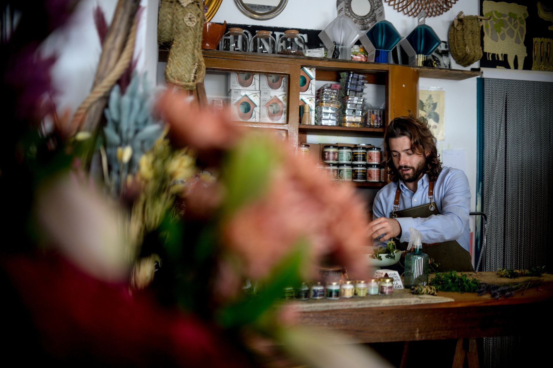 Edu cambia de vida y abre la única floristería de La Peña para que florezca el barrio