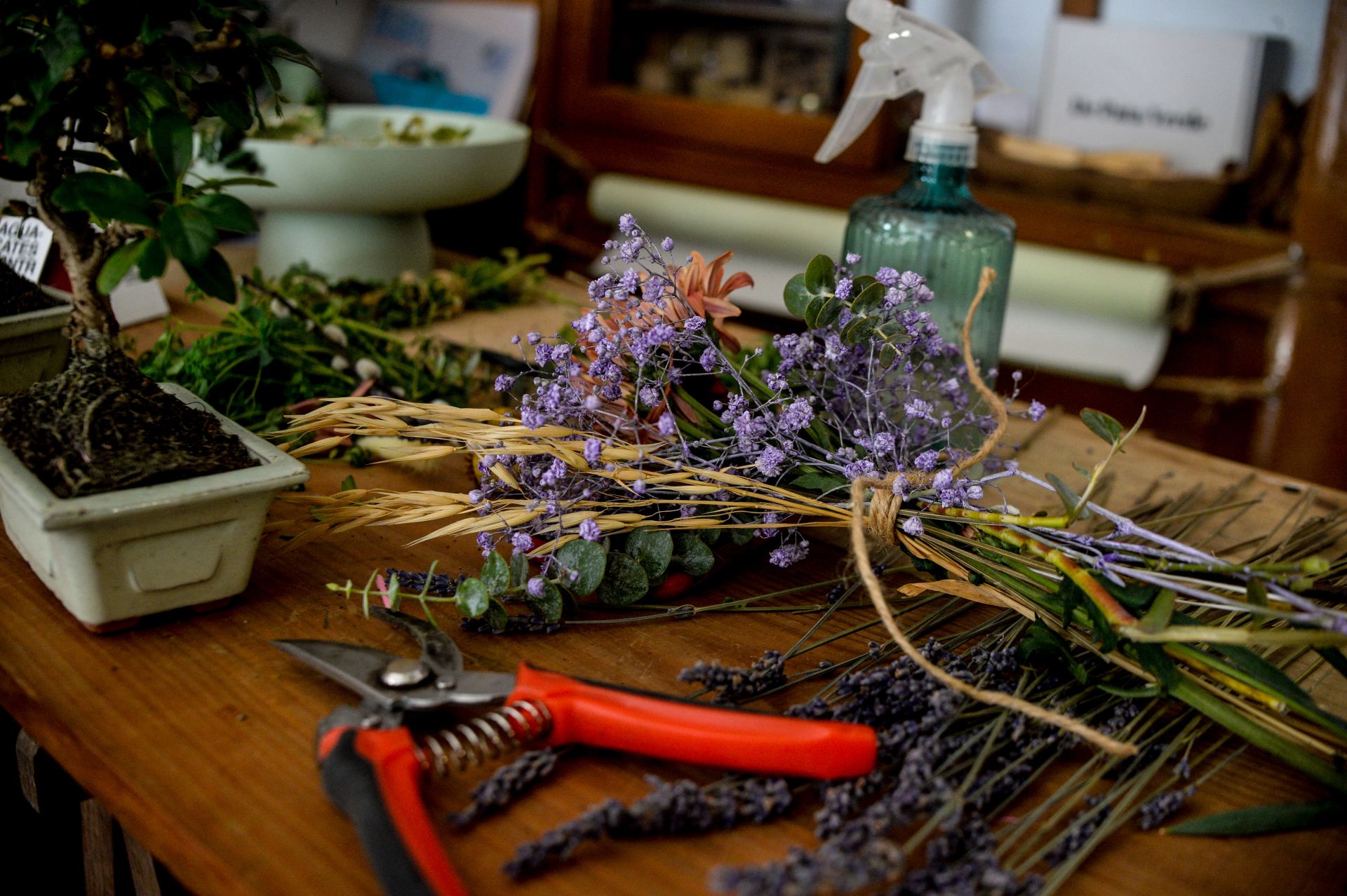 Edu cambia de vida y abre la única floristería de La Peña para que florezca el barrio