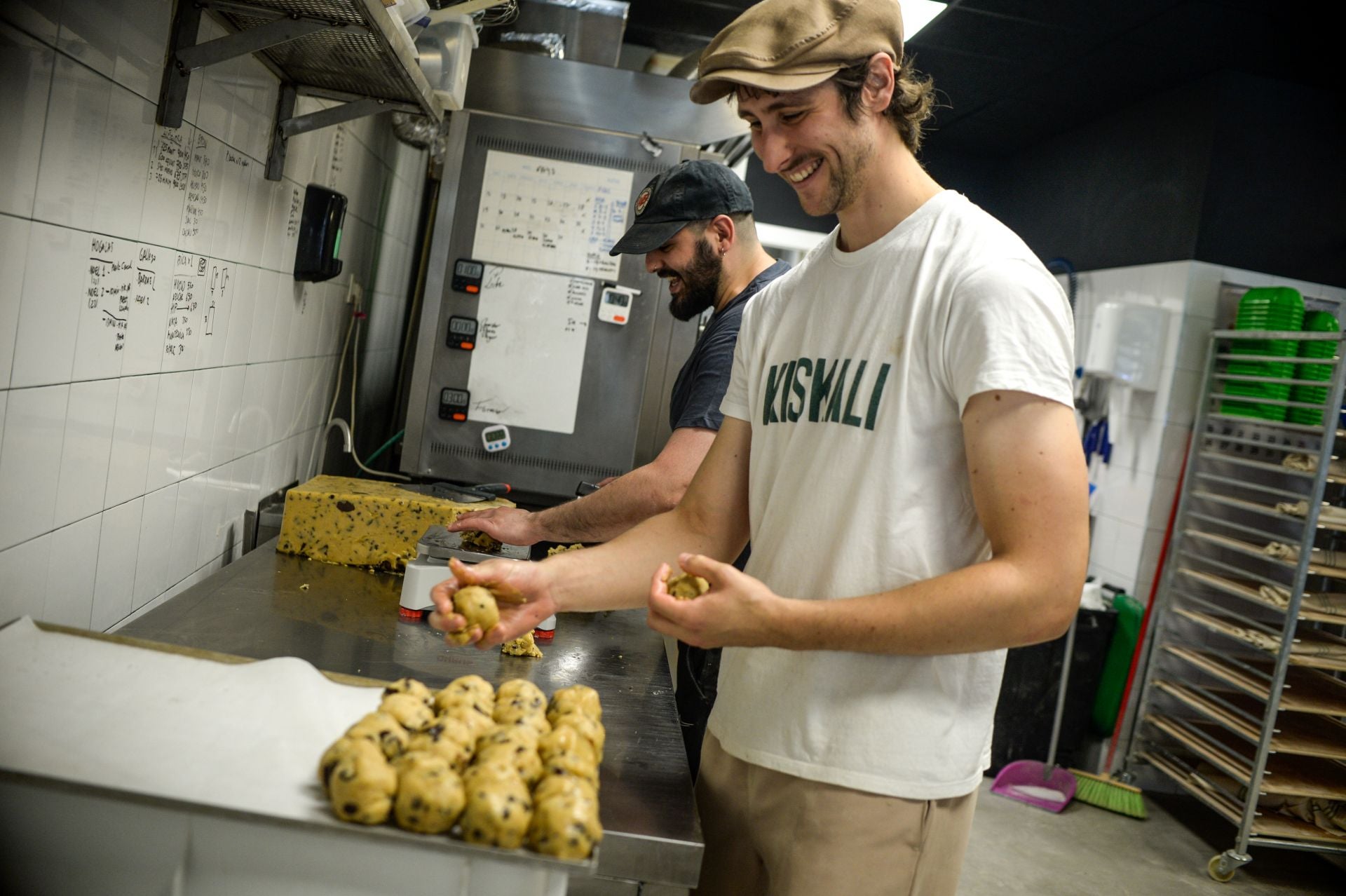 La bilbaína y el madrileño que lo dejaron todo para abrir una panadería de barrio en el centro de Bilbao