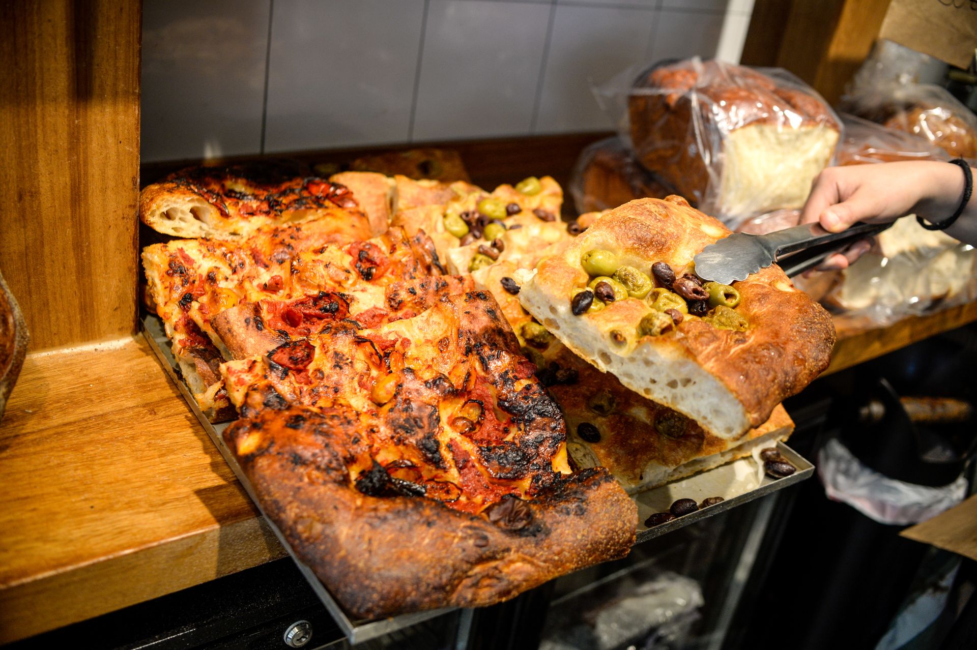 La bilbaína y el madrileño que lo dejaron todo para abrir una panadería de barrio en el centro de Bilbao