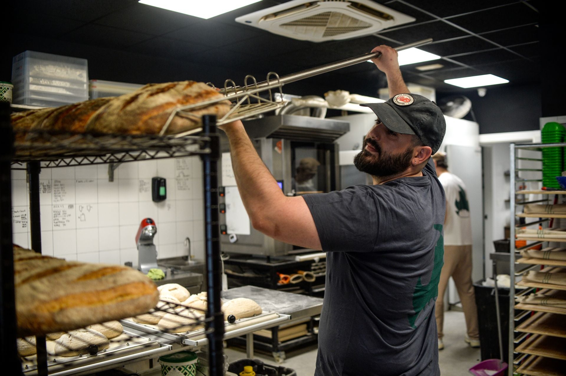 La bilbaína y el madrileño que lo dejaron todo para abrir una panadería de barrio en el centro de Bilbao