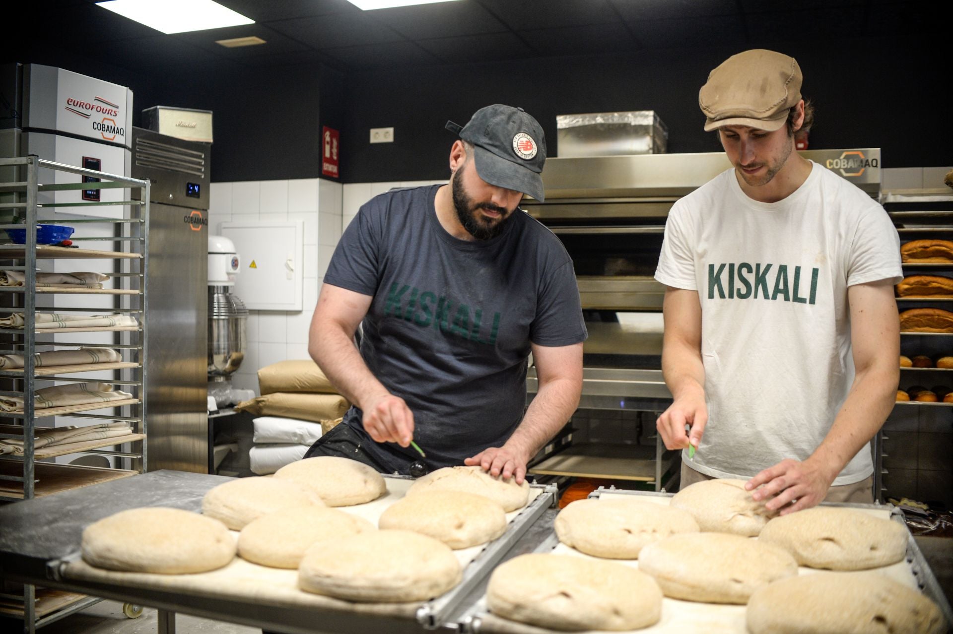 La bilbaína y el madrileño que lo dejaron todo para abrir una panadería de barrio en el centro de Bilbao