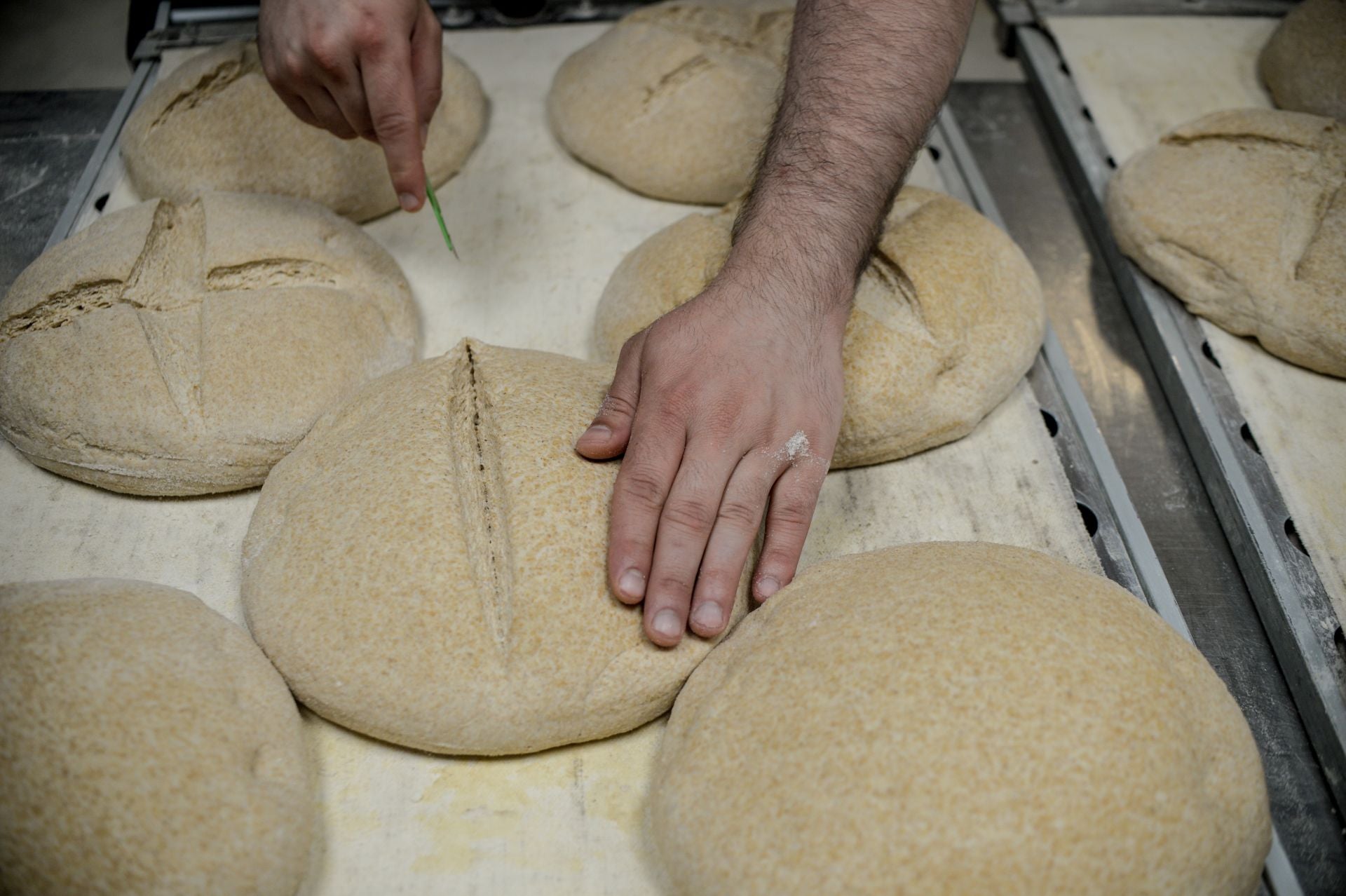 La bilbaína y el madrileño que lo dejaron todo para abrir una panadería de barrio en el centro de Bilbao