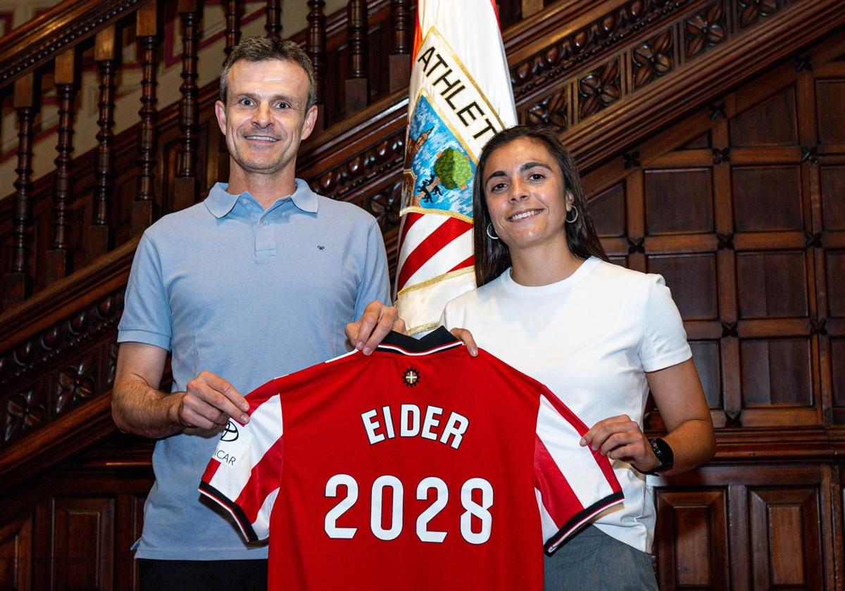 Eider Arana con el presidente del Athletic Jon Uriarte tras firmar la renovación.