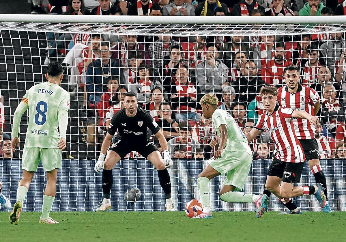 Lamile Yamal conduce el balón en el partido disputado en San Mamés con victoria para el Barcelona por 0-3.