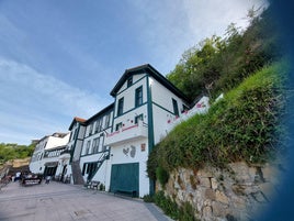 La ladera está cada vez más cerca de los edificios del muelle de Ereaga, entre el número 22 y 24.