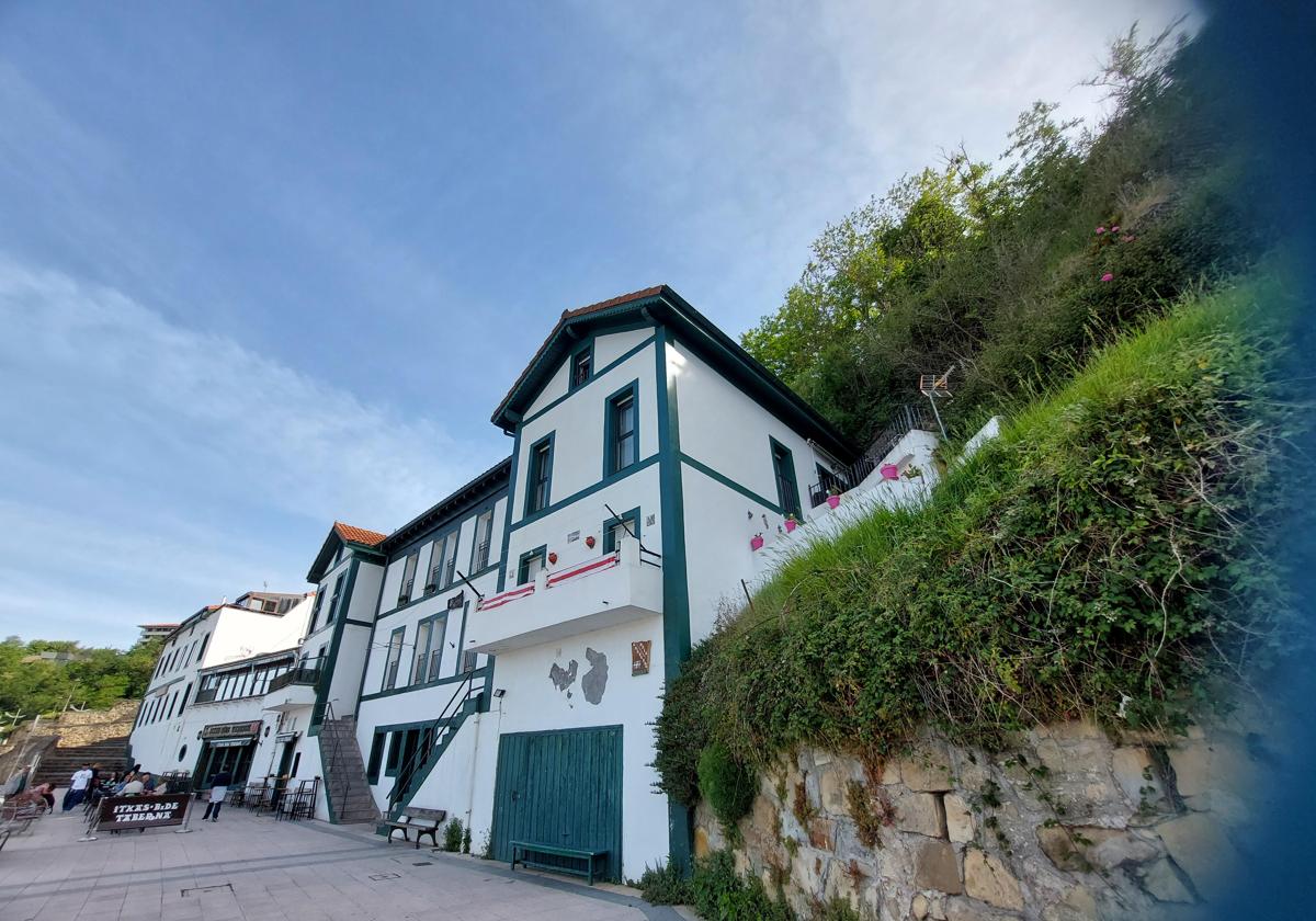 Vecinos del Puerto Viejo alertan del peligro de caída de una ladera en Getxo