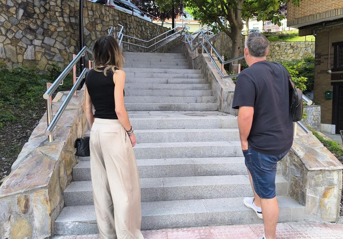 Argiñe de la Cruz, edil de Obras, e Iñaki Urrutia, alcalde, contemplan la obra culminada.