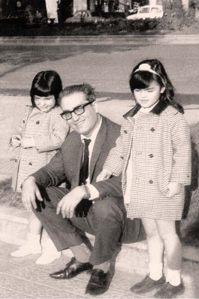 Con sus hijas Nerea y Guria, en 1969.