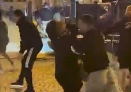 Un hincha del Betis agrede a otro de su propio equipo.