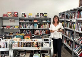 La responsable de la biblioteca, Esti Albizu, en una de las salas de lectura.