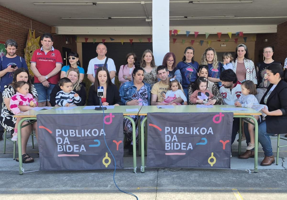 «Nos mandan a otros colegios cuando hay plazas de sobra en la escuela pública»