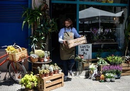 Edu cambia de vida y abre la única floristería de La Peña para que florezca el barrio