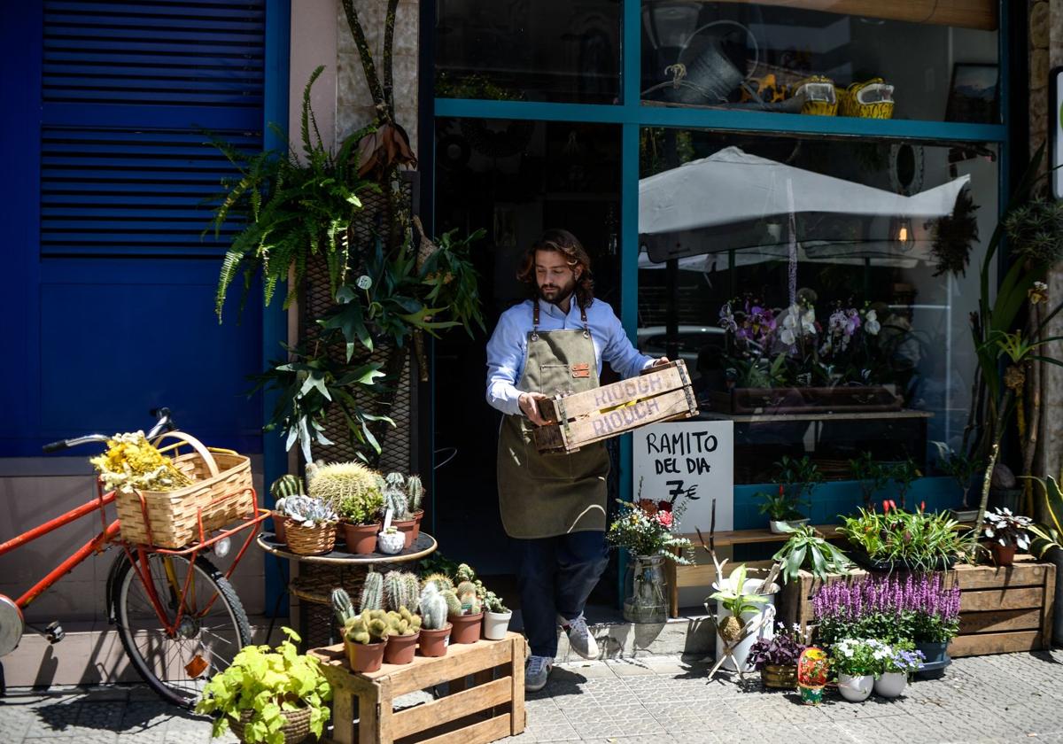 Edu cambia de vida y abre la única floristería de La Peña para que florezca el barrio
