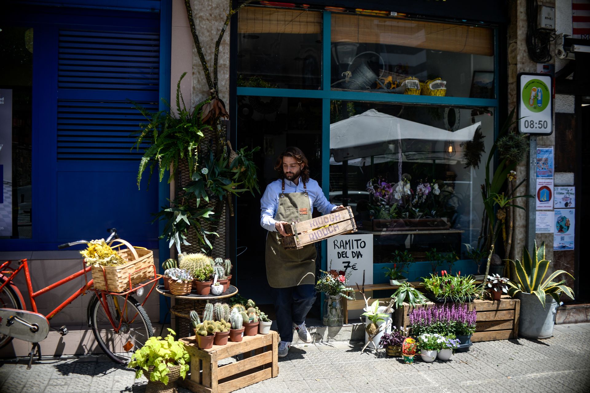 Edu cambia de vida y abre la única floristería de La Peña para que florezca el barrio