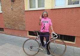 Humphrey junto a la bicicleta que el exciclista Gregorio Arrieta donó para el sorteo.
