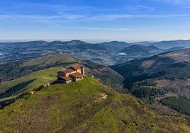 Imagen de la ermita sobre una de las cimas más emblemáticas de la comarca.
