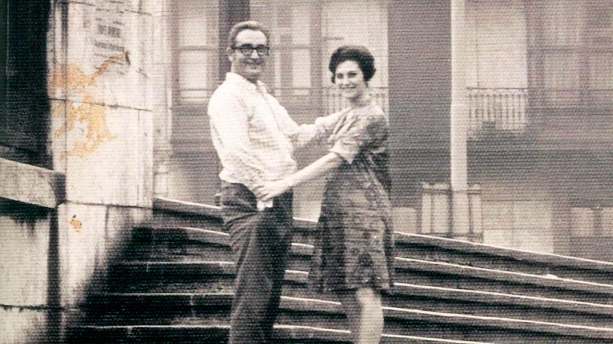 El escritor y su esposa Meli Esteban, en las escalinatas de la plaza del Arriaga en 1962.