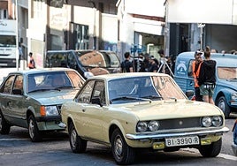 Coches de época en la calle Luis Luciano Bonaparte, cortada al tráfico por el rodaje.