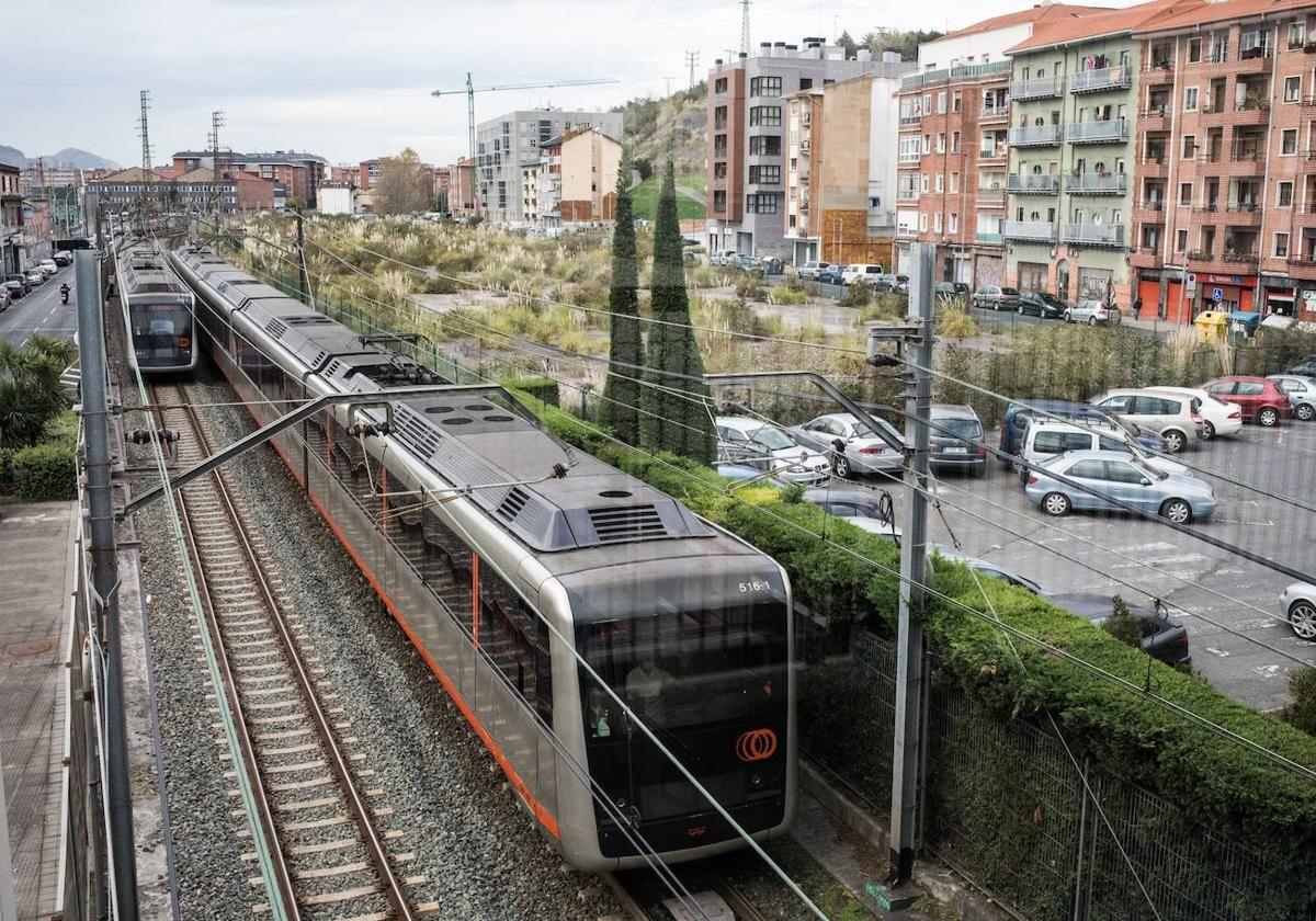 El metro parte en dos el barrio de Lamiako, en Leioa, municipio que solicita su soterramiento.