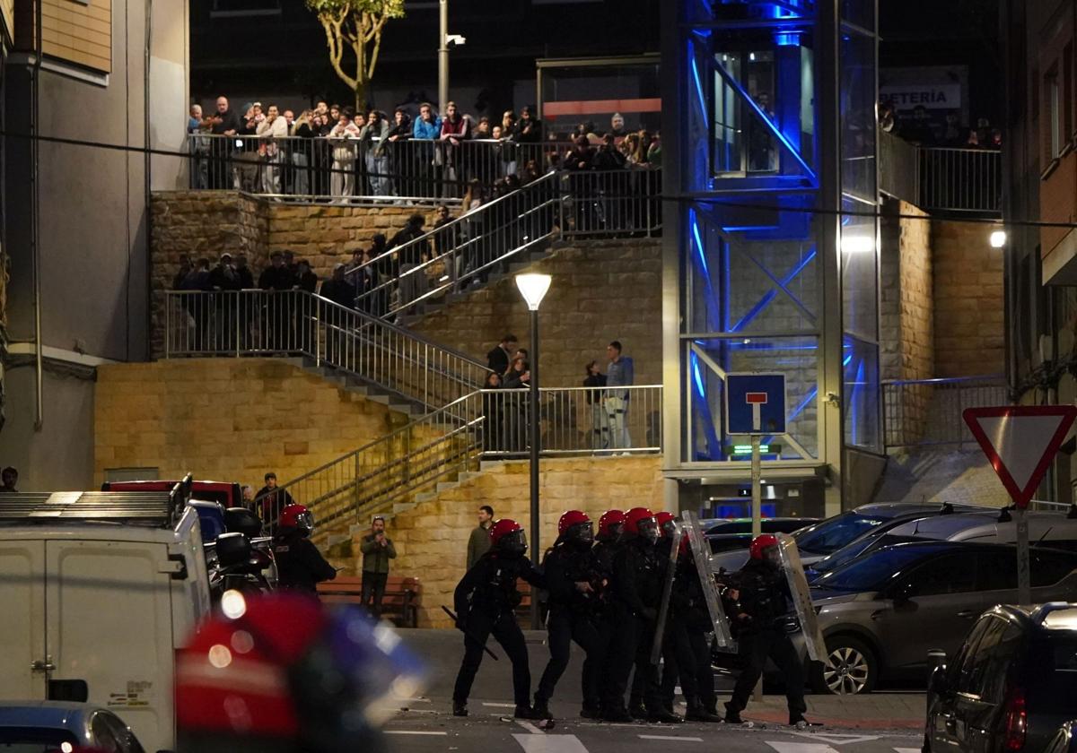 Bilbao condena los incidentes del gaztetxe de Rekalde: «Los disturbios no los inició la Ertzaintza, sino los violentos»