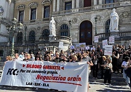 Manifestación de los trabajadores de limpieza de interiores de Bilbao frente al Ayuntamiento.