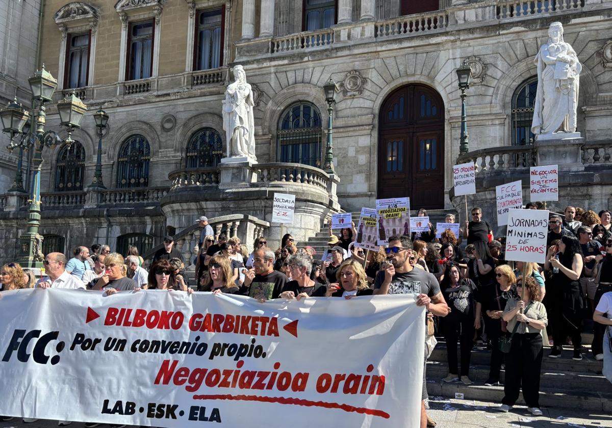 Manifestación de los trabajadores de limpieza de interiores de Bilbao frente al Ayuntamiento.