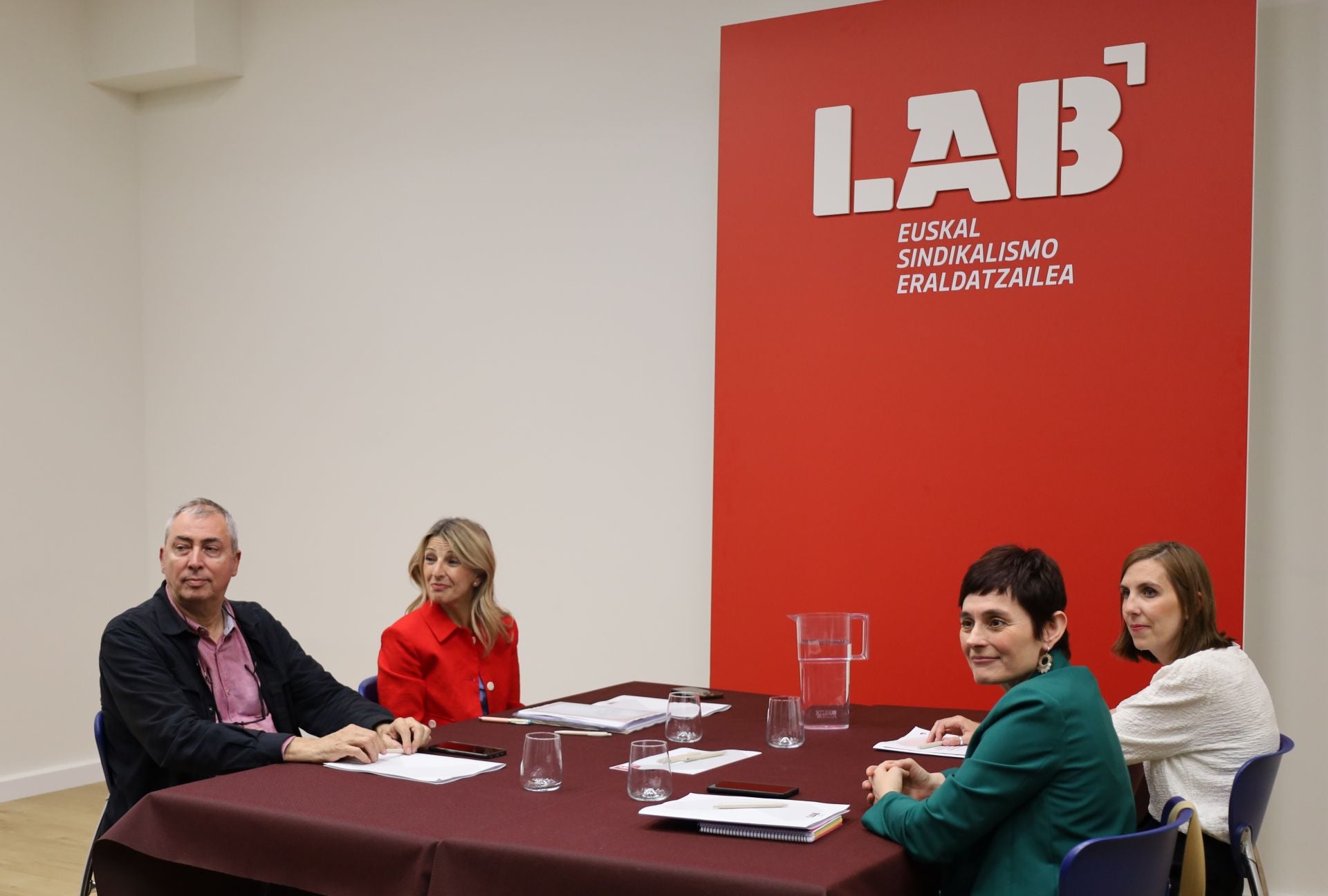Encuentro entre Yolanda Díaz con la coordinadora general de LAB, Garbiñe Aranburu, y la responsable de la Secretaría Jurídica, Ainhize Muniozguren.