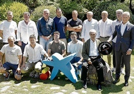 Los campeones del Manomanista junto con Kepa Badiola, director territorial norte de CaixaBank, patrocinador del torneo.