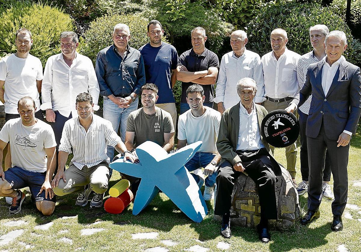 Los campeones del Manomanista junto con Kepa Badiola, director territorial norte de CaixaBank, patrocinador del torneo.