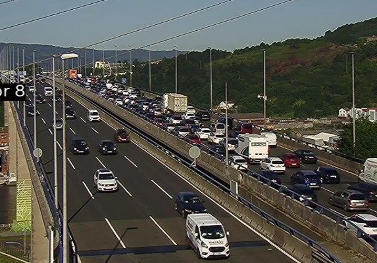 Finalizan las retenciones en Rontegi y la A-8 por una colisión entre dos vehículos en Erandio