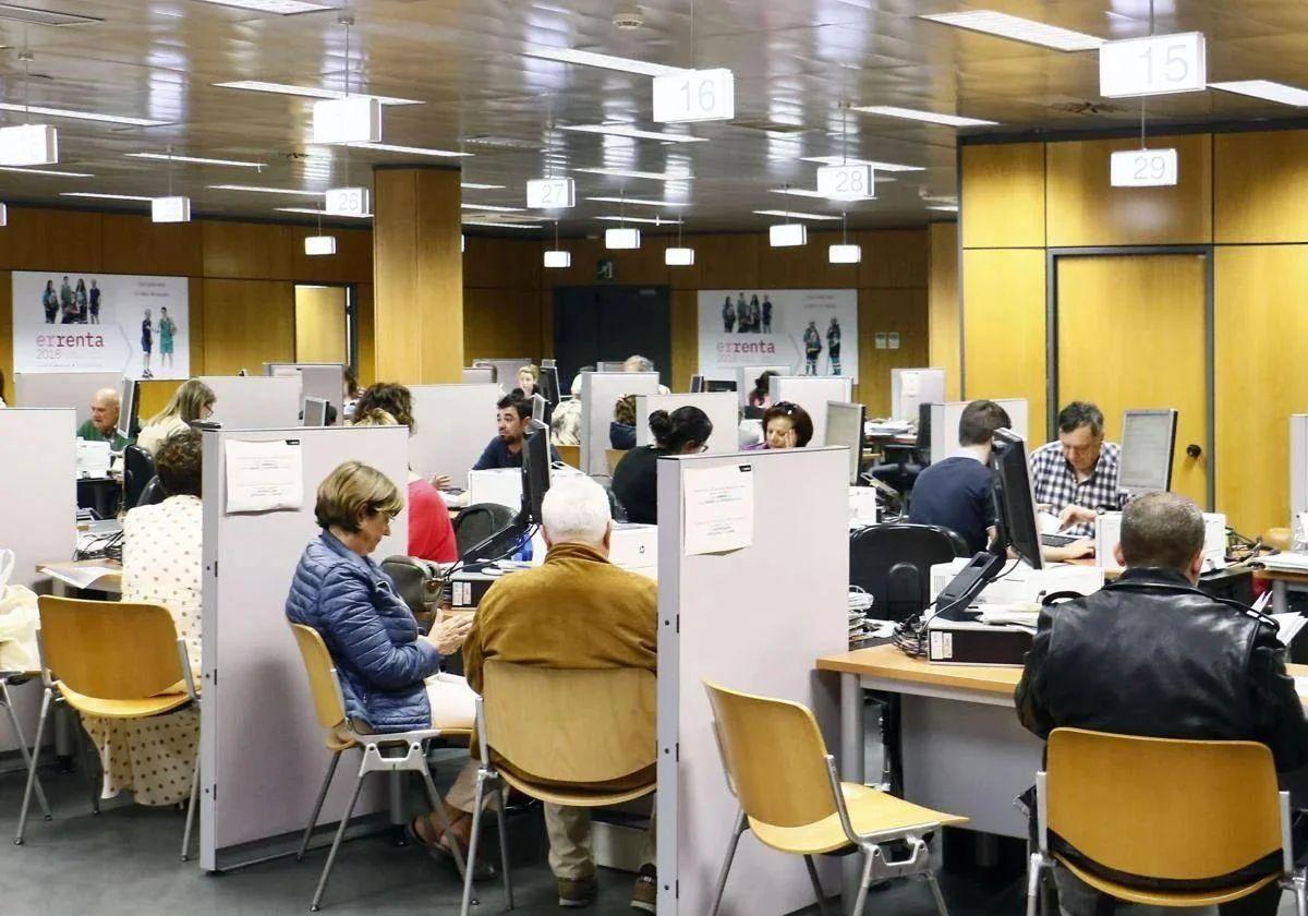 El aluvión de citas presenciales obliga a ampliar al 4 de julio la campaña de la Renta en Álava