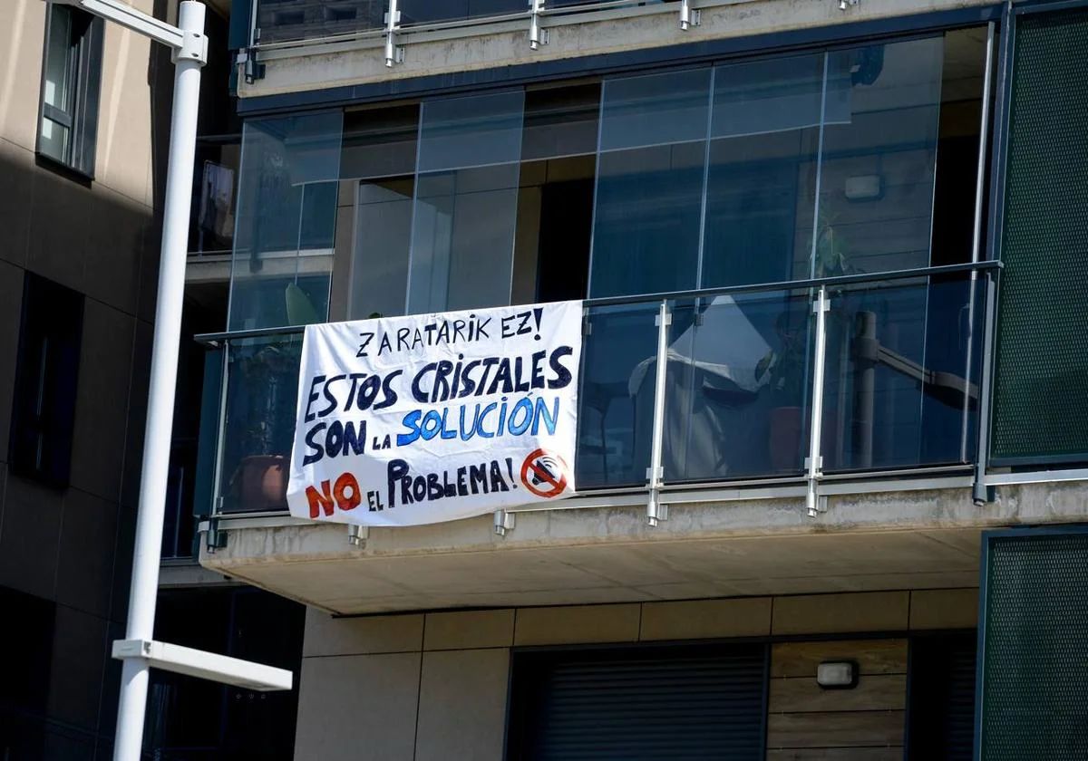 «Los vecinos han hecho de su capa un sayo» instalando cortinas de cristal en Deusto