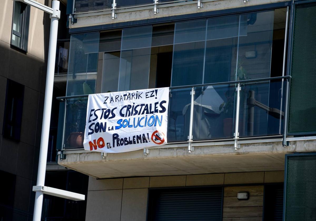 A juicio con el Ayuntamiento por poner «cortinas de cristal»