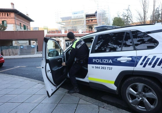 Un policía municipal de Etxebarri entra en el coche patrulla en una imagen de archivo.
