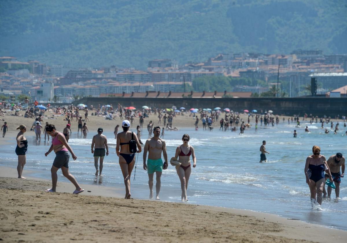 La playa de Ereaga, en Getxo, a reventar.