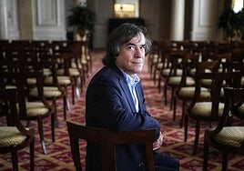 El autor de 'Solenoide' y 'Theodoros', retratado en el Hotel Carlton.