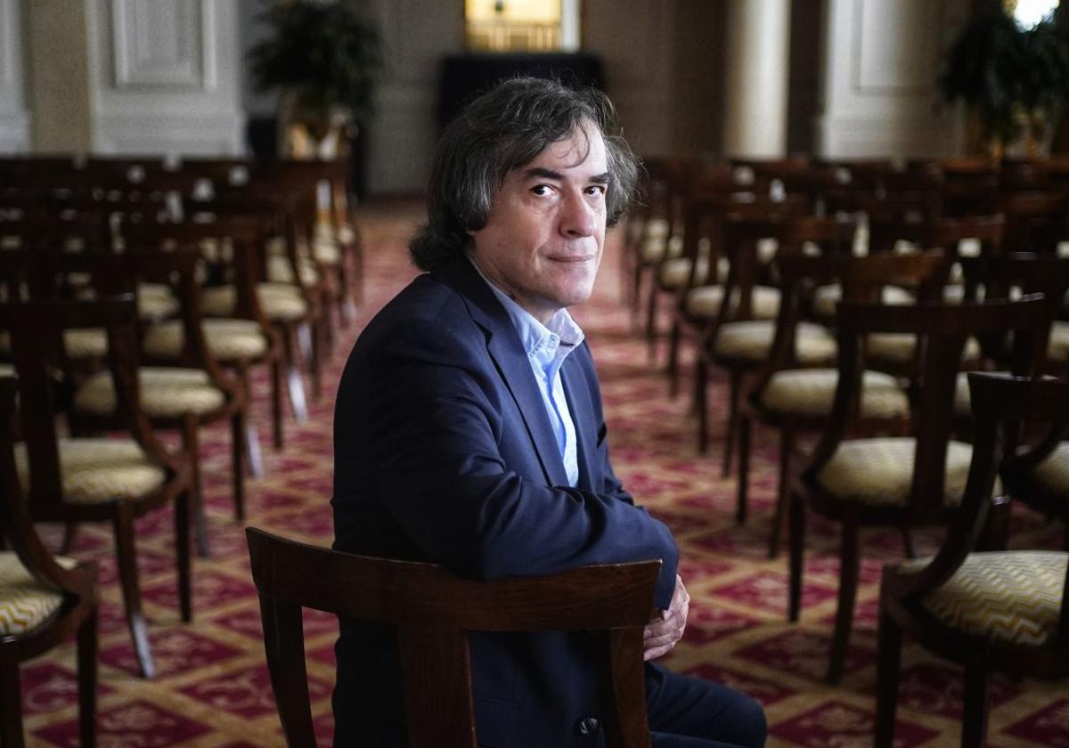 El autor de 'Solenoide' y 'Theodoros', retratado en el Hotel Carlton.