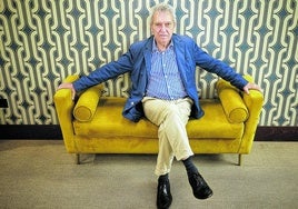 Juan Infante presentó ayer 'Garricha y su Beretta' en la librería Elkar.